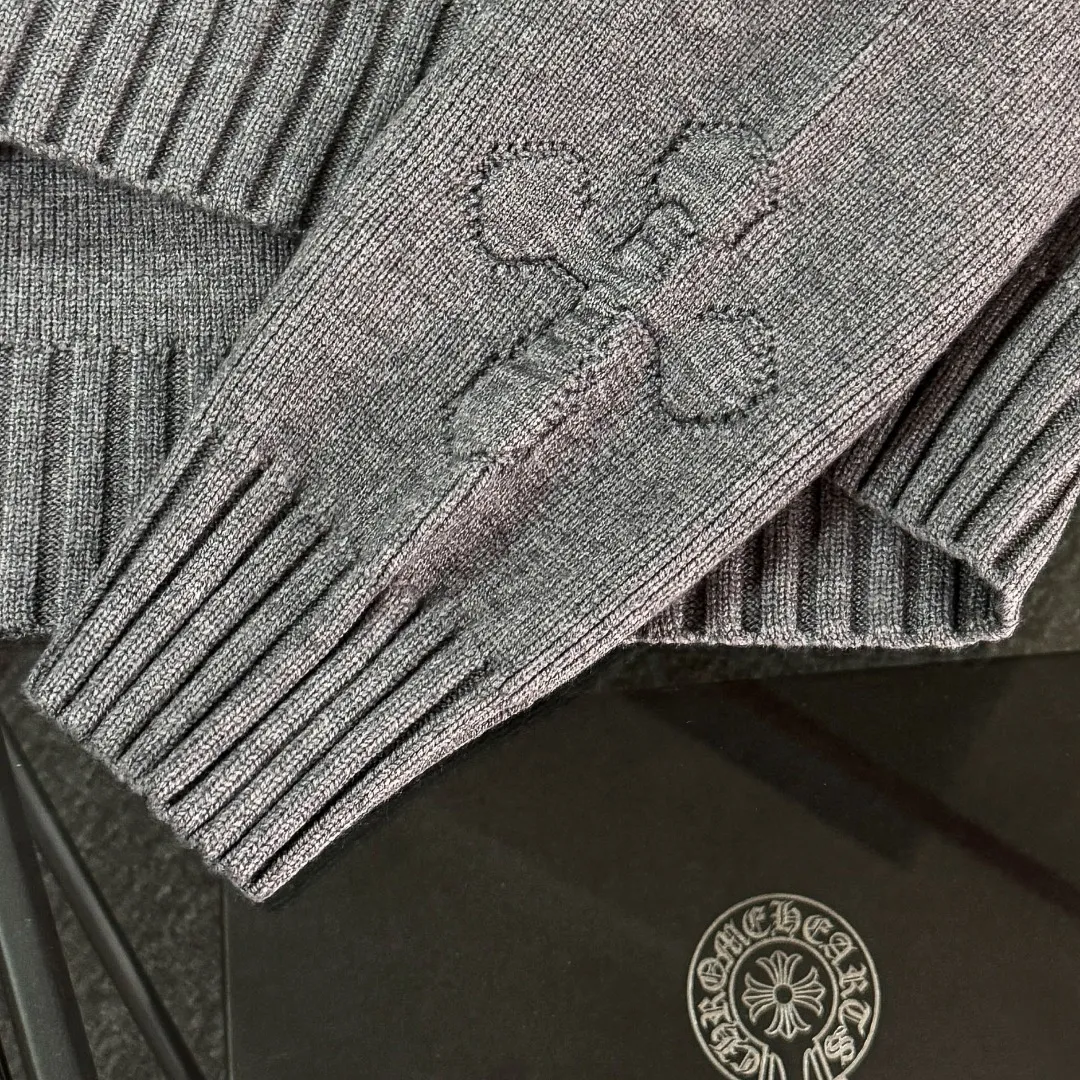 P290 Chrome Hearts 26 high-version wool knitted round-neck sweaters. High-end custom-made 500g sweater fabric. No deformation, no shrinkage, complete with three labels, same style for men and women. Process: The wool is knitted by a 7-needle imported machine. Color: 3 colors. SIZE: XS-L